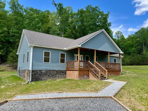 Cozy 3 BR Cabin with Pond on 3 acres - New River Gorge - Summersville Lake