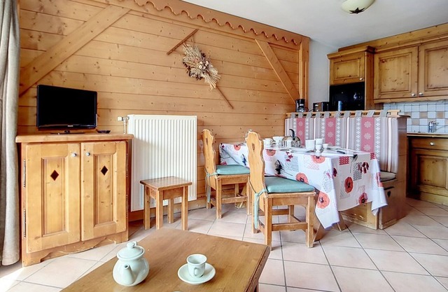 Cozy 3-Room Apt Near Slopes: Balcony, Pool, Sauna, Covered Parking