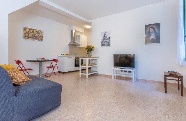 Cozy 32 sqm studio apartment, able to comfortably accommodate 3 people, located on the ground floor of a building, with a step to access to it. The property enjoys a strategic location, a few steps from the Ospedale Maggiore and in a neighborhood full of