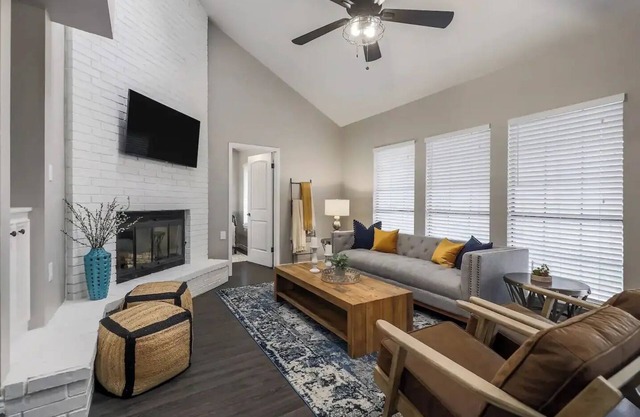 Cozy 3BR, Fenced Yard, Walk to Public Pool, Pets OK