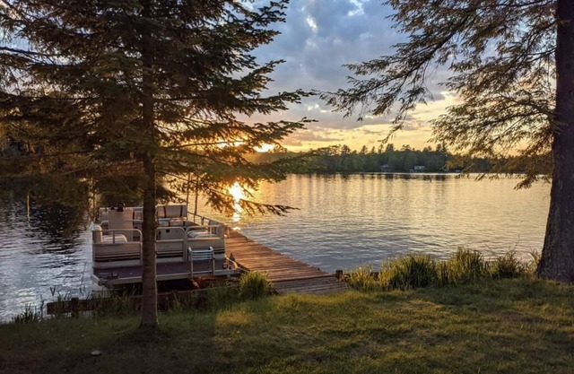 Cozy 4-bedroom lake house with private boat dock on the Chain of Lakes!