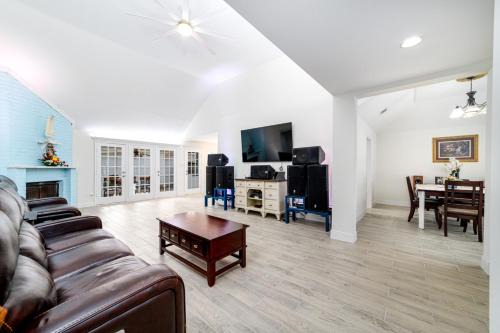 Cozy 4BR House with Fireplace. 10 Min to Chinatown
