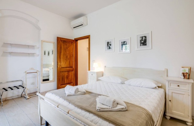 Cozy 50 sqm apartment, able to accommodate up to 5 people, located on the ground floor (1 low step to access to it) of a farmhouse surrounded by greenery, a short distance from the center of Florence. The property is located a few meters from the Arno Ri