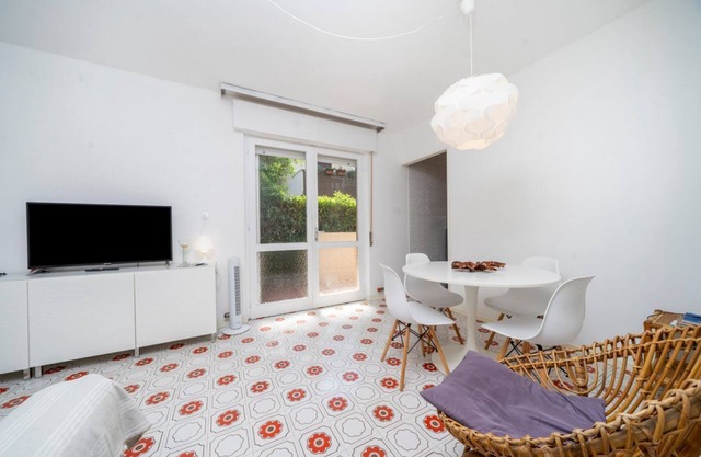 Cozy 56 sqm ground-floor apartment featuring a balcony running along the entire perimeter and a private garden, perfect for relaxation and tranquility. Located in Grado Pineta, a green and quiet area just steps from the sea and nature trails, it offers t