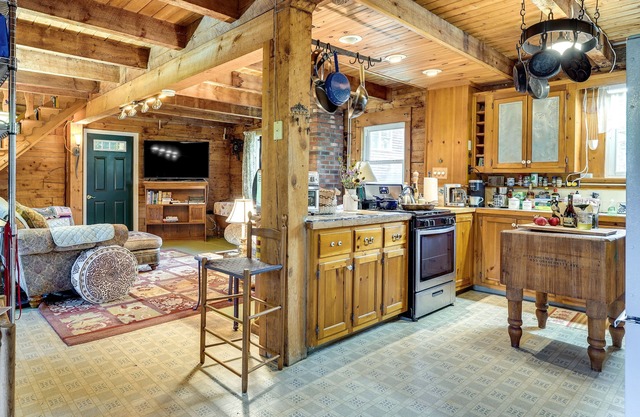 Cozy Adirondack Cabin Retreat in West Chazy!