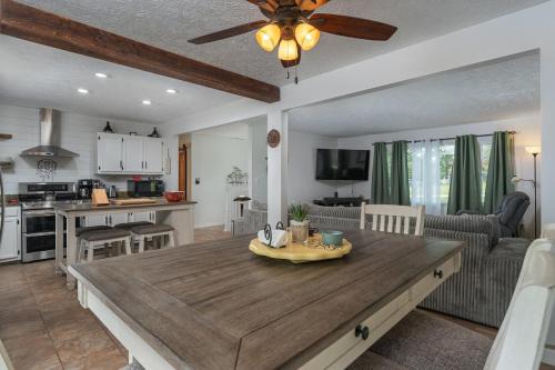 Cozy and Bright 3br apartment 15 min to DT Avl
