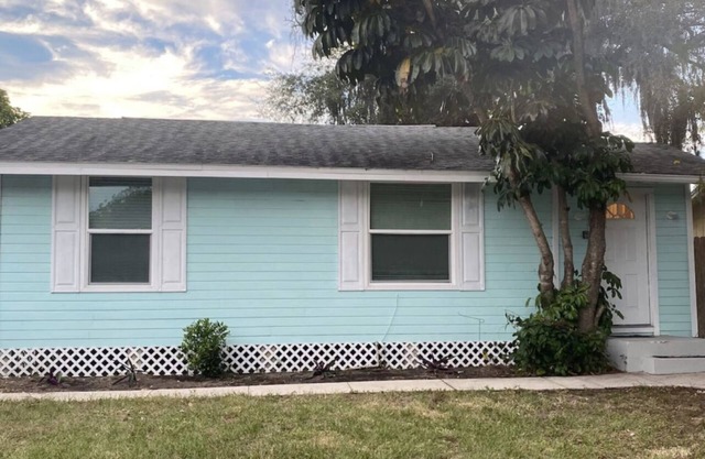 cozy and cheerful 2 bedroom home minutes to the beach!