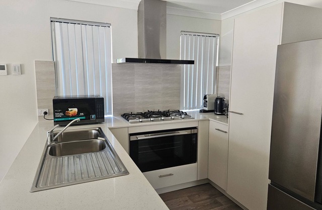 Cozy and Compact 4-bedroom house with WiFi, AC in charming Rivergums Baldivis