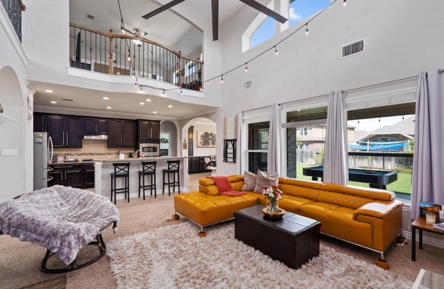 Cozy and Fun Luxury Family Home!