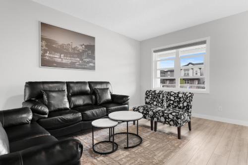 Cozy and inviting 3BR Entire Home in Calgary for holidays and gatherings free parking for two cars