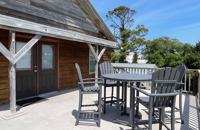 Cozy and located in the center of the island close to local shops & restaurants!