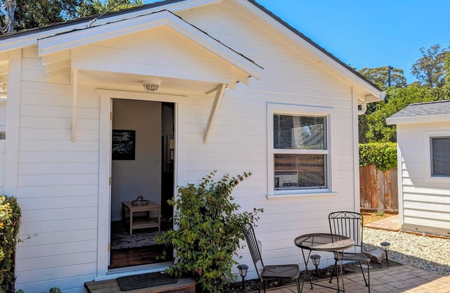 Cozy And Private Beach Bungalow, New Hot Tub, Dog ok, 3 Short Blocks To Beach.