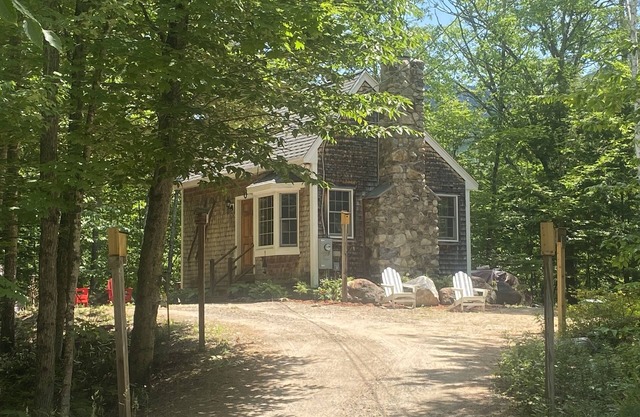 Cozy and Private Cabin on Almost 2 Acres w/Stone Fireplace in!White Mountains