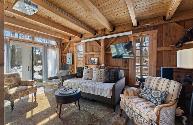 Cozy and Rustic Barn Near the Coast