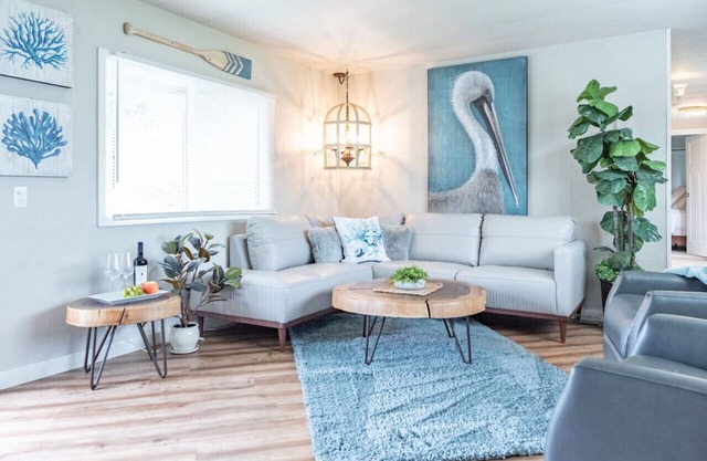 Cozy and Stylish-Walk To The Beach - Sleeps 5