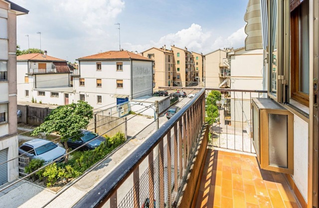 Cozy apartment of 85 sqm located on the third floor (steps to access), can accommodate up to 6 people.The accommodation is conveniently located: just 4.5 km from Venice airport and with only 16 minutes (bus) you can reach Venice; area served by the main