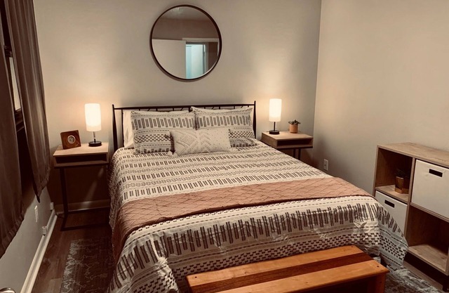 Cozy Apartment w/Air Conditioning, Smart TV, Covered Parking