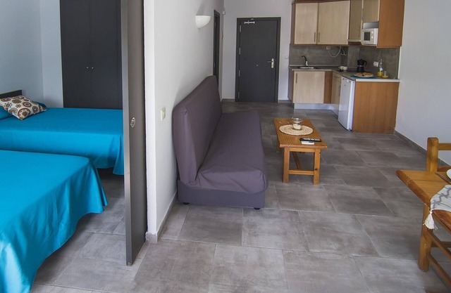 Cozy Apartment with Pool, Terrace, and A/C, Steps from Beach in Quiet Area, Free WiFi & Parking