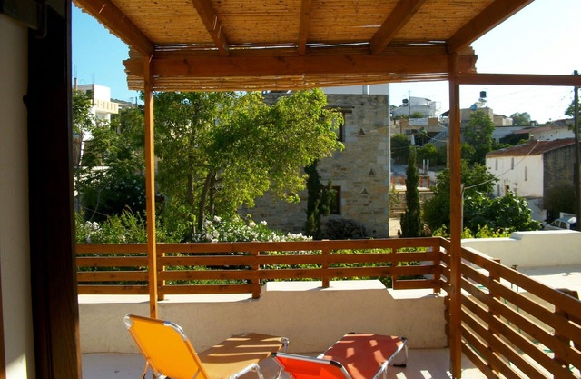 Cozy apartment with private terrace and pergola near the Komo and Matala beaches
