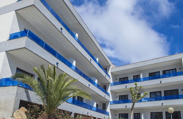 Cozy Apt 150m from the Beach, Pool, A/C, and Free WiFi