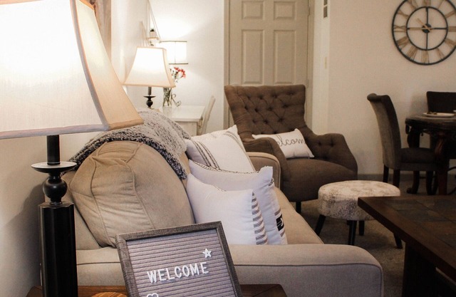 Cozy Apt. Downtown Floyd; Golden Maple Homestays