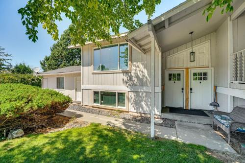 Cozy Apt with Private Deck, 2 Mi to Toyota Center!