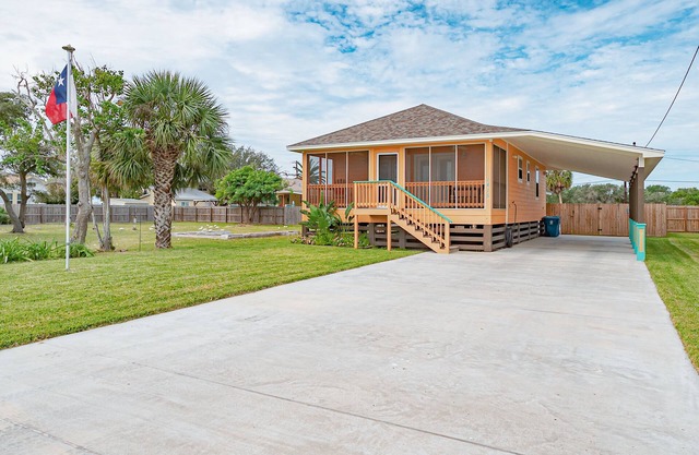 Cozy Bay House with Screened Front Porch/Covered Parking/Walking Distance to Bay