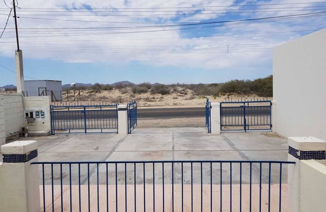 Cozy beach apartment within walking distance to restaurants