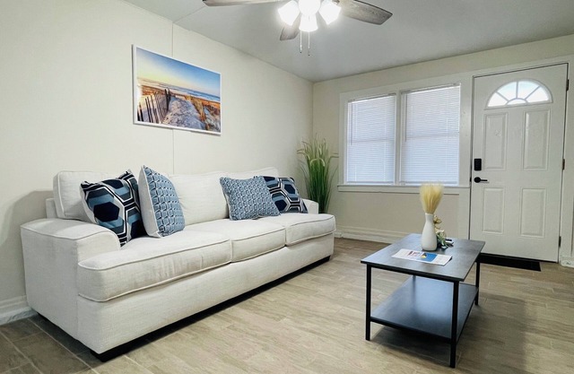 Cozy Beach Town Getaway 5 Minute Drive From The Beach