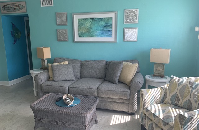 Cozy Beachside Condo 2 Minute Walk to Beach