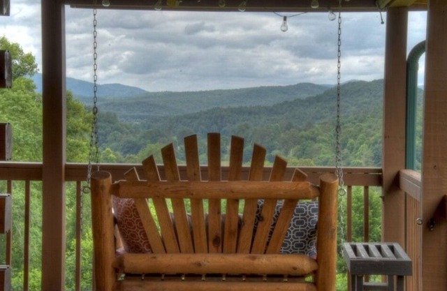 Cozy Bear Lodge | Amazing Mountain Views | Sunsets | Hiking trails