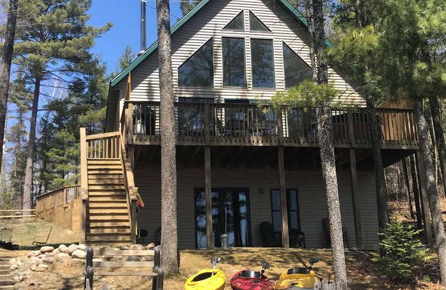 Cozy Bear's Den Chalet w/Hot Tub & Fire-pit close to Hiking Skiing Snowmobiling!