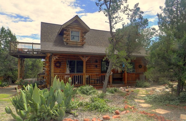 Cozy beautiful 3-bedroom cabin with Hot tub in Sedona 10 mins from uptown Sedona