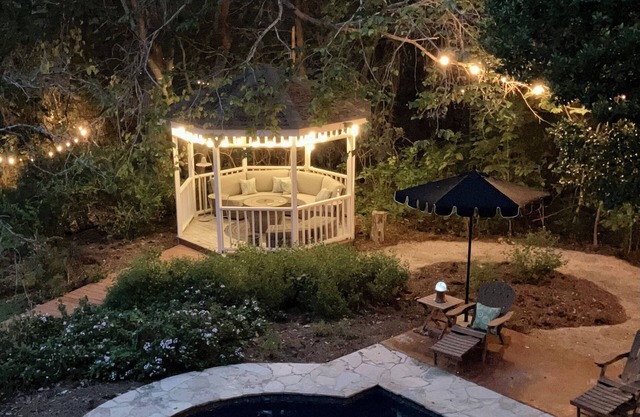 Cozy bed & breakfast in peaceful Smithville with pool, lake, waterfall & gardens