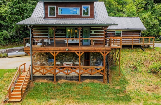 Cozy Boho Log Cabin 20 mins to AVL with Hot tub-Game room-Creek-Firepit-Hammock