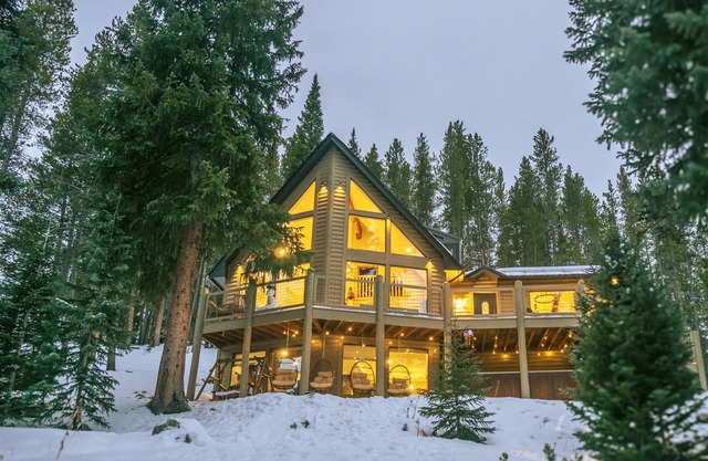 Cozy Breck Chalet - Private Sauna, Hot Tub, Fire Pit + 1.5mi to Breckenridge!