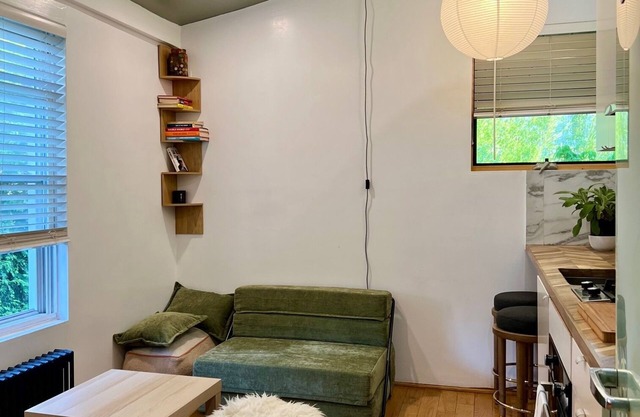 Cozy Bright Rockaway Beach House Very Close to Train and Ferry