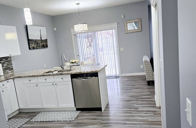 Cozy Bungalow In Chestermere, AB