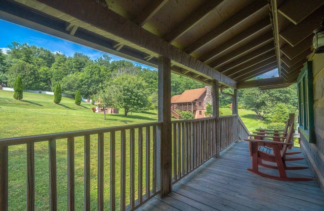 Cozy Cabin #6 - Sleeps 6 - Full kitchen + fireplace - between Boone & Blowing Rock NC