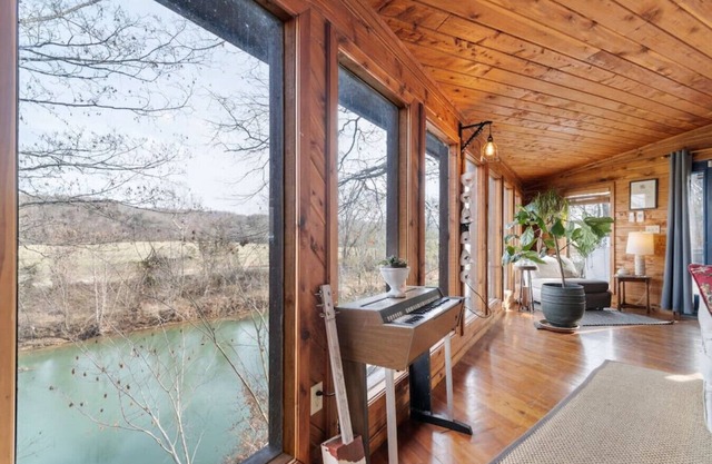 Cozy Cabin Getaway on Buffalo River with HUGE Patio