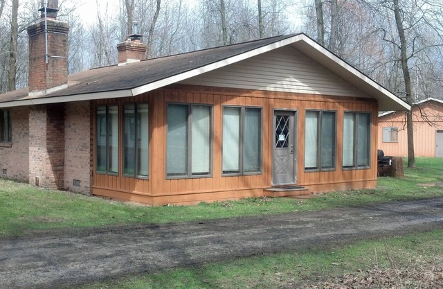 Cozy Cabin in the Woods- close access, private road to dock & Lake Huron access.