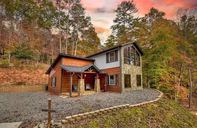 Cozy Cabin in the Woods, hot tub, deer sightings, perfect location