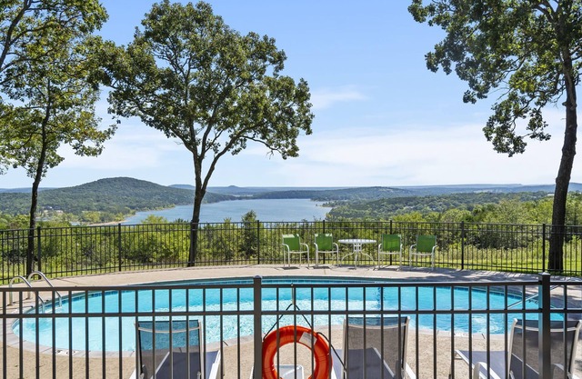 Cozy Cabin near Dogwood Canyon. Private deck, beautiful view & pool!