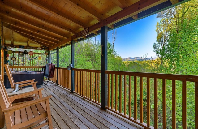 🌲Cozy Cabin Near GSMNP – Hot Summer Rates! 🔥Hot Tub-WIFI