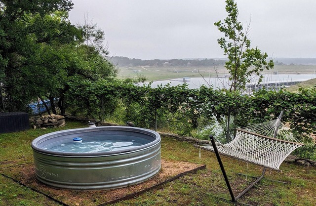 Cozy Cabin on secluded cove with boat dock, walk to the water, lake views, cowboy pool