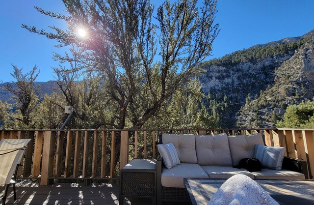 Cozy Cabin Retreat in Mt Charleston, 1/2 hour from Las Vegas (1 month min)