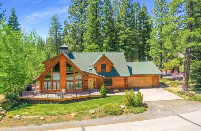 Cozy Cabin retreat located in the center of Bailey Creek Golf Course