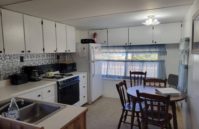 Cozy cabin, sleeps 6. Fully furnished. Ride right to trails from cabin.