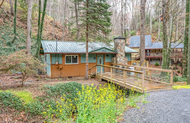 Cozy Cabin, Sits on Amazing Creek, Fire Pit, Close to Downtown Gatlinburg & Ober