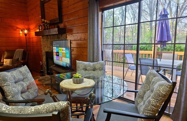 Cozy Cabin~Sleeps 6~Deck~BBQ Grill~Dog-Friendly